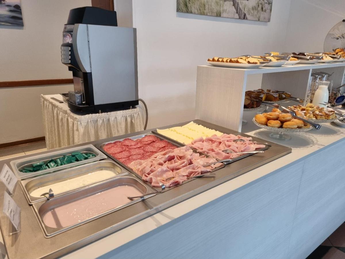 Hotel Serenella Lido di Jesolo Bagian luar foto
