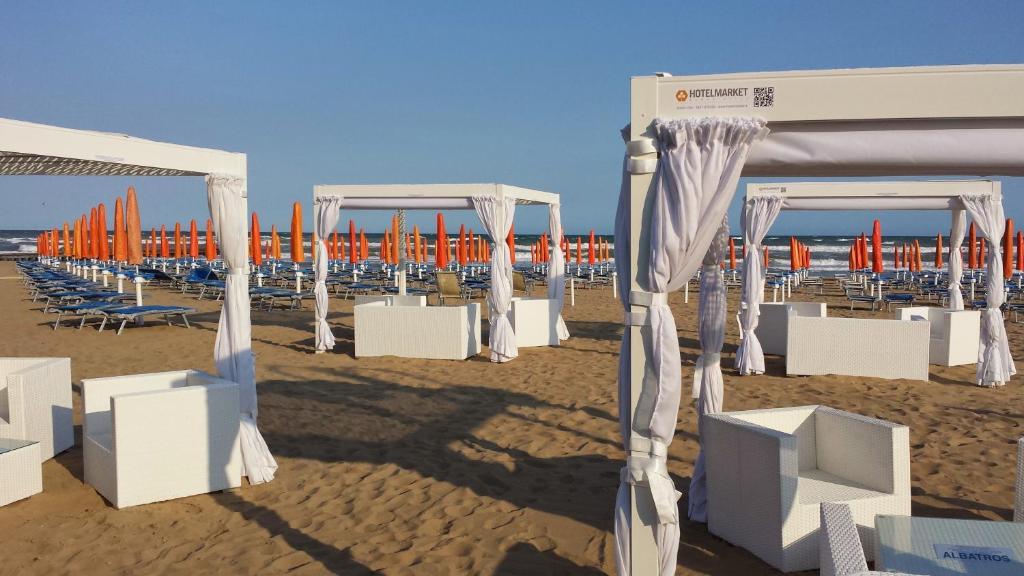 Hotel Serenella Lido di Jesolo Bagian luar foto