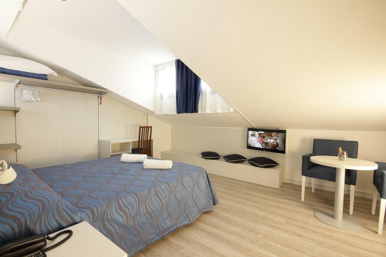 Hotel Serenella Lido di Jesolo Bagian luar foto